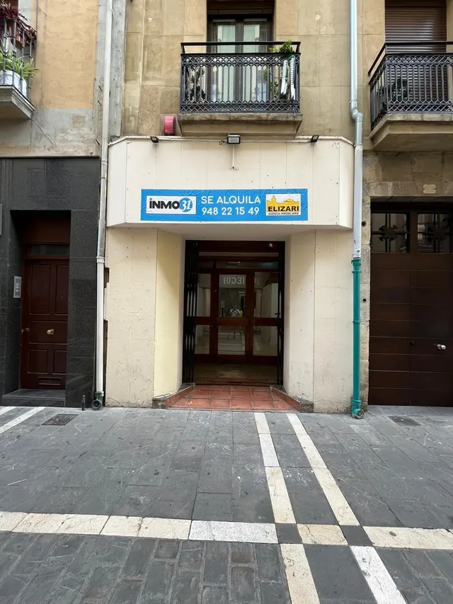 SE ALQULA LOCAL COMERCIAL EN CALLE MAYOR DE PAMPLONA