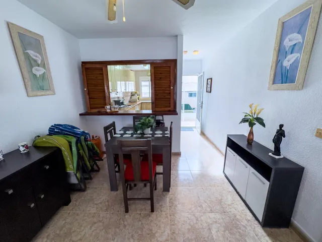 Encantador adosado de 2 plantas en Nueva Torrevieja — 2 dormitorios, 2 baños, gran patio y piscina comunitaria — 10