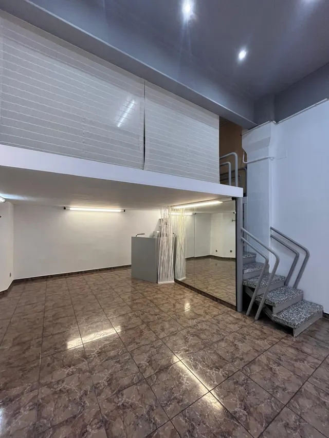 LOCAL COMERCIAL CON ALTILLO SITUADO EN ZONA  DR. PUJADES — 4