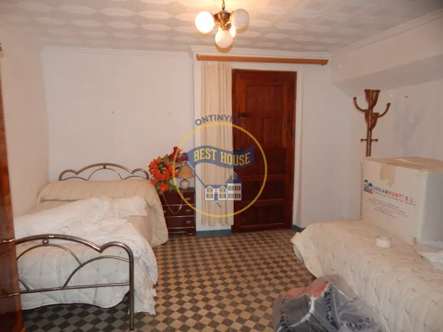 OPORTUNIDAD, AMPLIA CASA PARA REFORMAR EN AGULLENT — 13