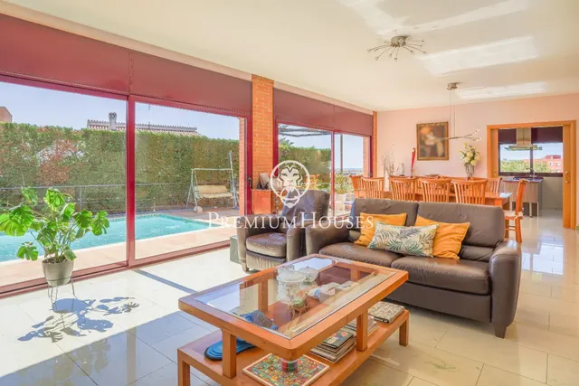 Casa con jardín y piscina en Santa María - foto 5