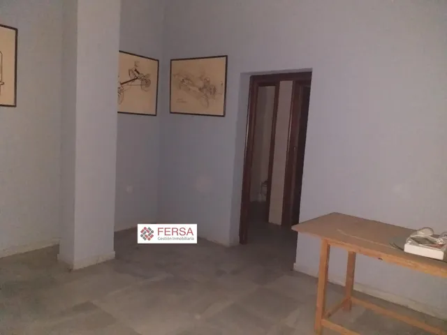 SE VENDEN TRES LOCALES COMERCIALES EN PLENO CENTRO. — 31