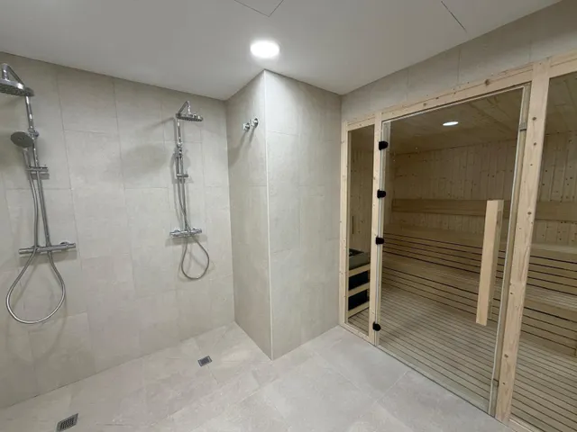 Cuenta con zonas comunes pensadas para el disfrute y la relajación: piscina para adultos, gastrojardín, un gimnasio completo y un spa con sauna. — 6