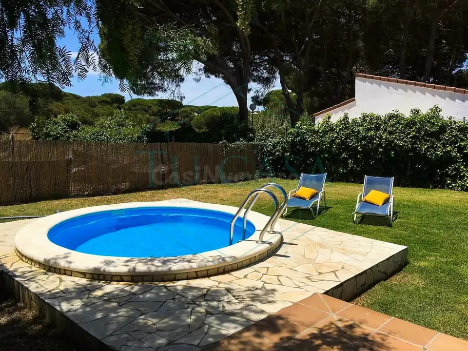 Acogedora vivienda de madera en alquiler de larga duración cerca de La Barrosa