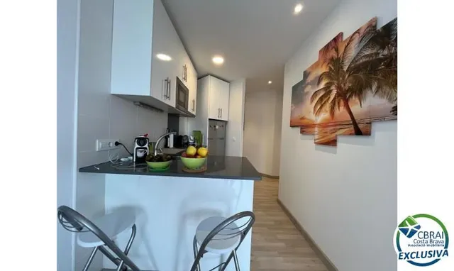 Bonito y moderno piso con vistas al canal y amarre de 2,5 x 5 m en Port Emporda, cerca de la playa y del centro de Empur — 13