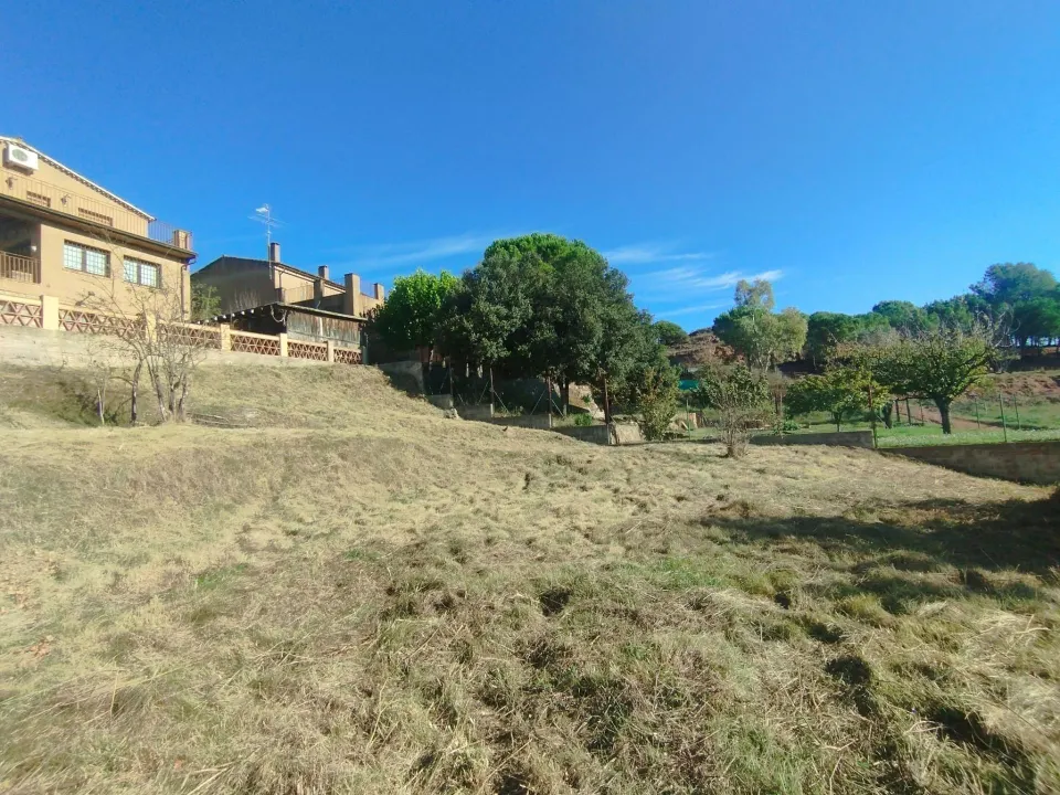 TERRENY AMB VISTES A LA MUNTANYA AL CENTRE DE SANT LLORENÇ SAVALL