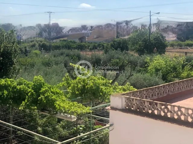 Casa con tres dormitorios y garaje en zona Sutullena