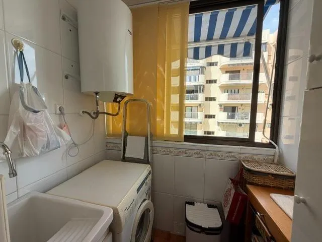 PISO CENTRICO EN FUENGIROLA CON VISTAS LATERALES AL PUERTO JUNTO A LA PLAYA. PERFECTO ESTADO — 10