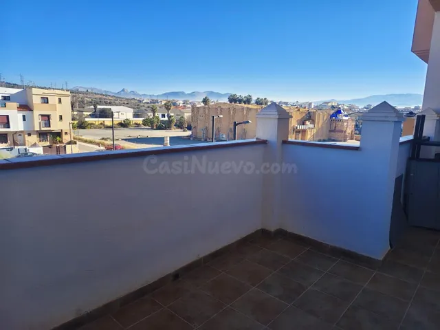 PISO CON GARAJE Y PISCINA COMUNITARIA EN ATARFE!! — 2