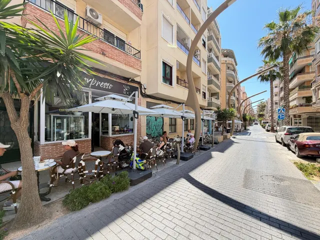 TRASPASO DE CAFETERÍA DE ÉXITO EN EL CENTRO DE TORREVIEJA — 33