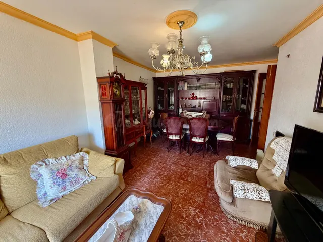 🏡 4 dormitorios, garaje y ascensor en pleno centro de Almerí - foto 4