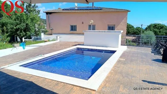 Chalet con piscina en la urbanización Can Fornaca, Riudarene