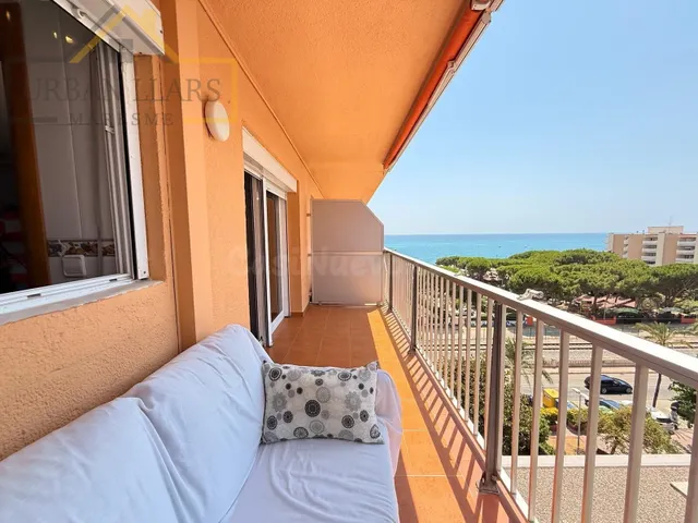 Primera línea de paseo marítimo con piscina y vistas abierta