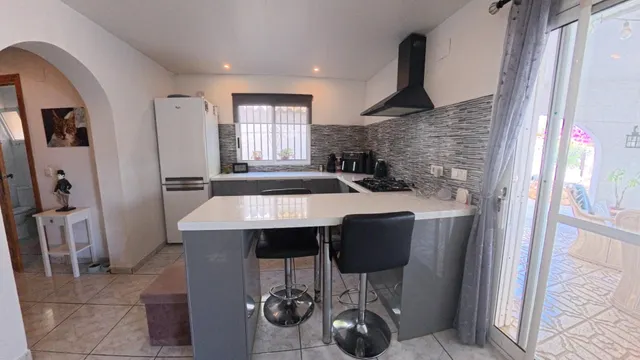 Chalet independiente de 4 habitaciones con piscina divida en dos plantas individuales — 28
