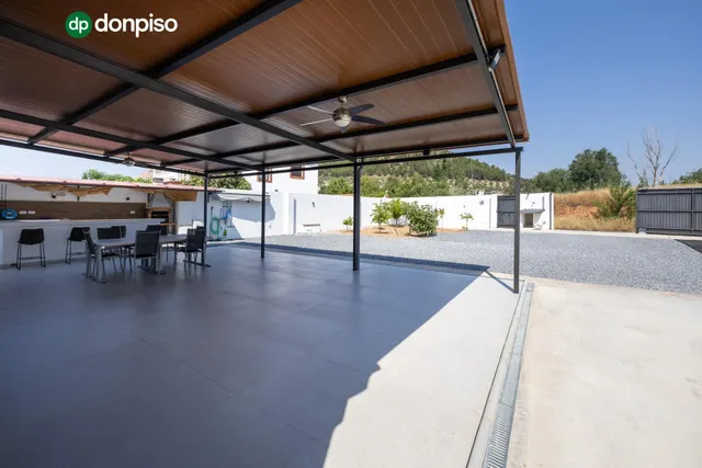 Chalet en parcela urbana de 833 metros. — 28