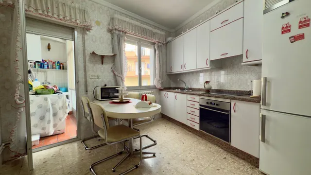 ¡Tu nuevo hogar en este encantador piso en un edificio con carácter del año 1975 y 4 habitaciones! — 38