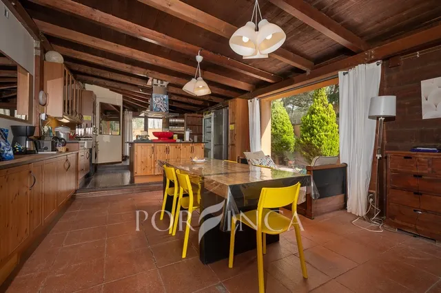 Villa con carácter de 5 dormitorios cerca de Palamós en un entorno verde. Piscina. — 10