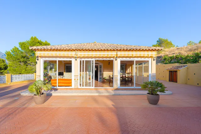 Villa exclusiva en La Nucía | parcela de 3.947 m2, piscina privada y amplias zonas de ocio — 42