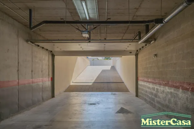 EXCLUSIVA!! Piso 3 dormitorios , 2 baños ,garaje y trastero . Gran patio  y piscina comunitaria . ROTA — 40