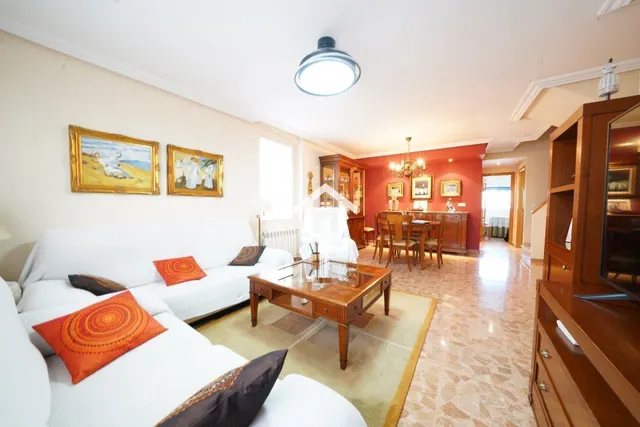 Chalet adosado con buhardilla en ciudad jardín de Alicante: garaje para 4 vehículos, terraza de 30m2 y piscina — 8