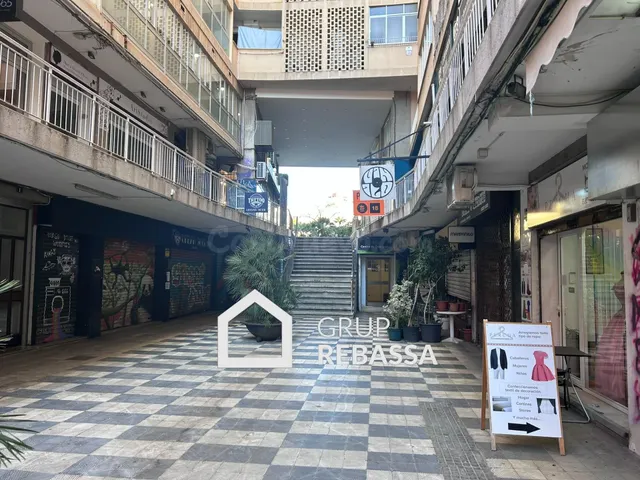 Local comercial en galerías entre Plaza Patines y calle Olmo
