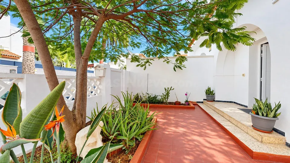 Casa de dos plantas con parcela, amplios exteriores, aparcamiento y azotea en Las Palmas de Gran Canaria