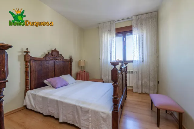CHALET dividido en dos viviendas con piscina y zona ajardinadas. — 9