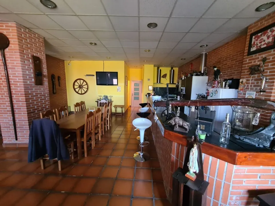 SE VENDE LOCAL  EN EL CENTRO, ACONDICIONADO COMO MERENDERO, AMPLIO COMEDOR, 2 BAÑOS. EQUIPADO.