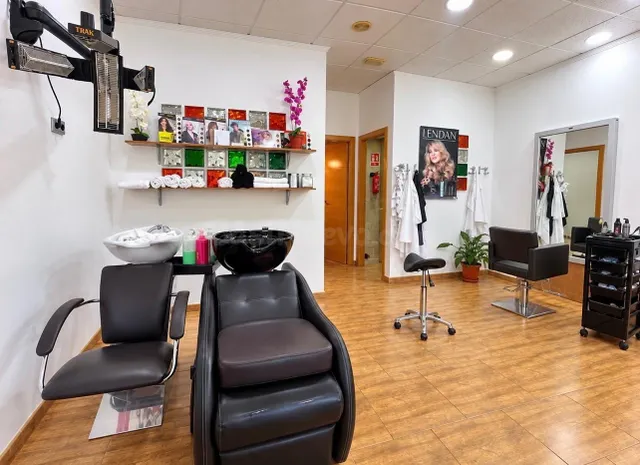 Traspaso de peluquería en pleno funcionamiento – 20 años de éxito y clientela fija en las lagunas, Mijas — 5