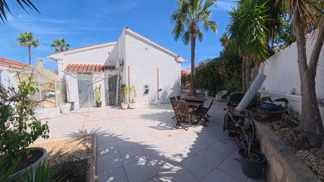 Chalet independiente de 4 habitaciones con piscina divida en dos plantas individuales — 6