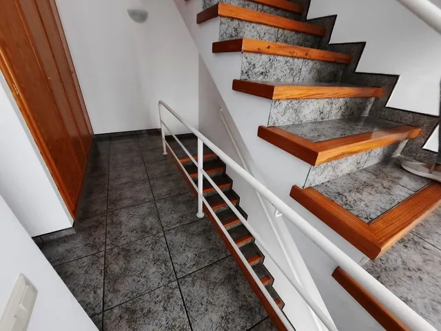 Casa esquinera, de 3 dormitorios, terraza, azotea. Dispone de 2 locales comenrciales. MUY CÉNTRICA — 31