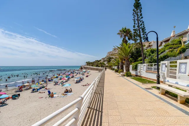 Chalet Adosado con Vistas al Mar en Aguamarina — 23