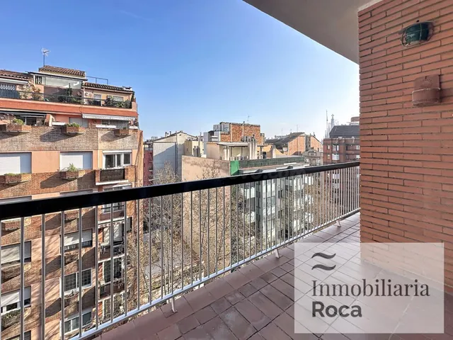 B3 - Apartamento 4 habitaciones en Carrer Industria - foto 2