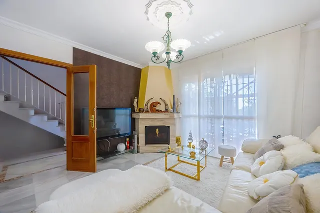 Gran casa unifamiliar con piscina privada, 4 dormitorios y semisótano. — 6
