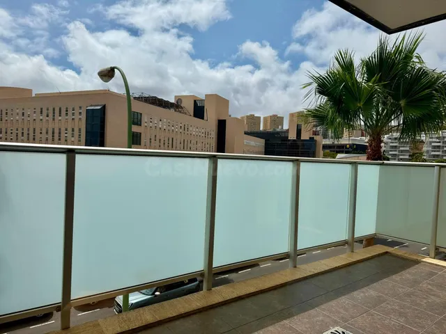 Piso en esquina con terraza junto al Hospital Universitario Dr. Negrín. — 10