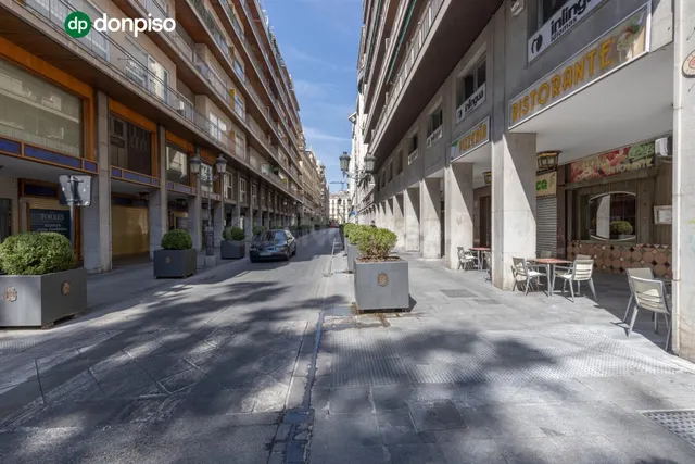 LOCAL COMERCIAL JUNTO A ÁNGEL GANIVET | ESPACIO Y UBICACIÓN. - foto 2