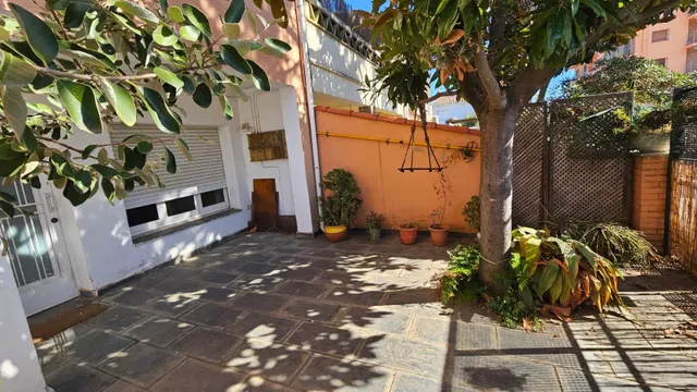 CASA PLANTA BAJA CON 2 VECINOS CON JARDÍN — 22