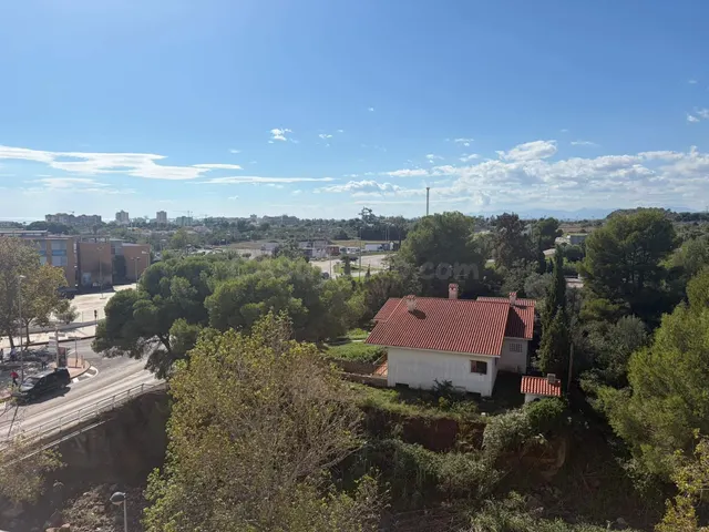 SE ALQUILA ATICO ANUAL EN PUEBLO DE BENICASIM, LUMINOSO Y CO - foto 3