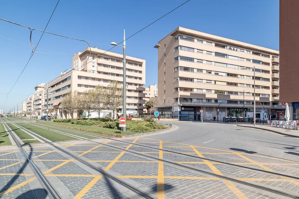 Fantástico Local en el Campus de la Salud.