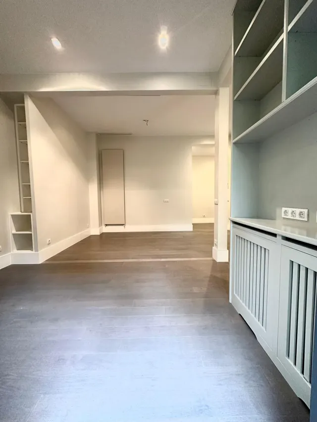 IMPRESIONANTE VIVIENDA EN CLAUDIO CUELLO ESQUINA JORJE JUAN — 18