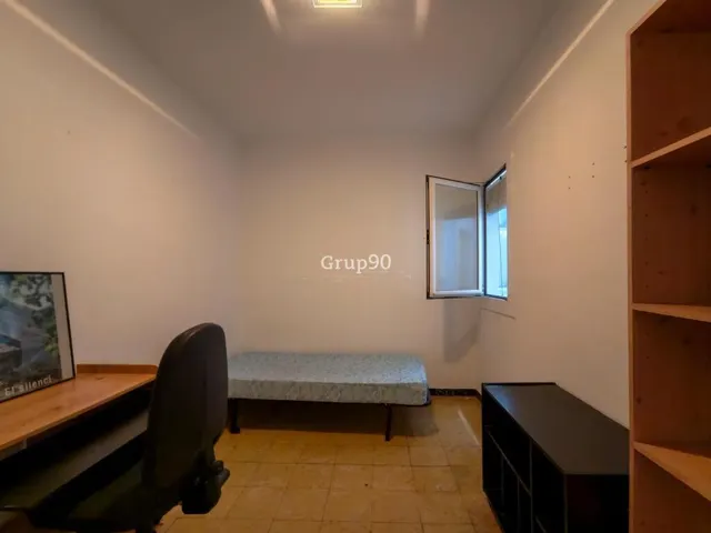 Piso económico con balcón en Plaza del Treball (Lleida) — 28