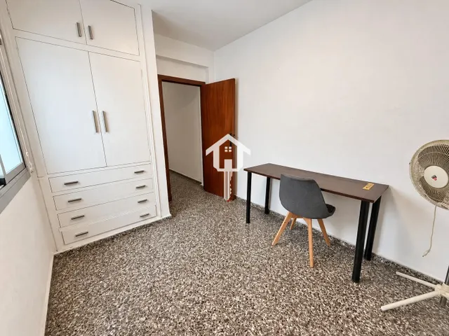 Ático en exclusiva totalmente reformado de 56 m2 con terraza en zona benalúa de Alicante: edificio con ascensor — 42
