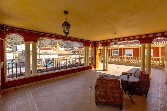 Impresionante villa de 620 metros con piscina, sotano, bodega y GYM!!! — 10