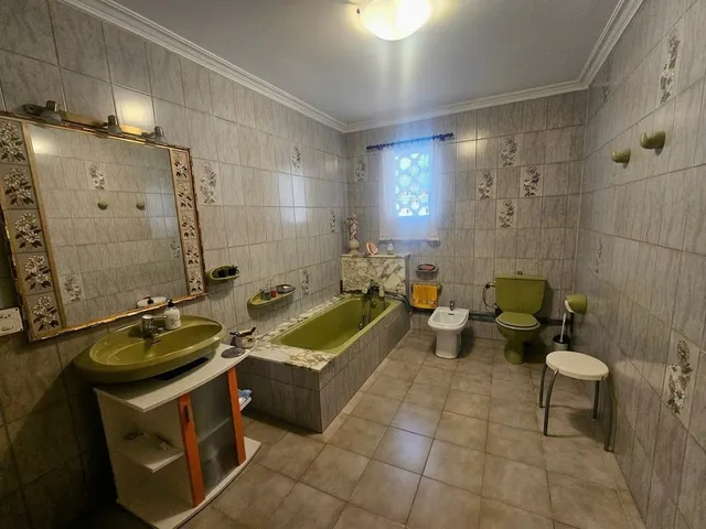 Exceptional Detached Corner Villa with Swimming Pool and Prime Location — 38
