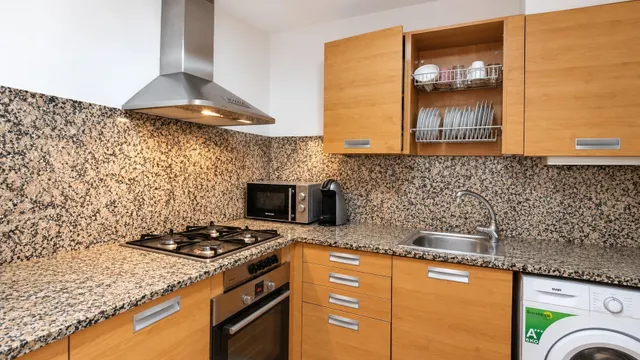 Piso en venta en el centro de Roses con ascensor y aparcamie - foto 3