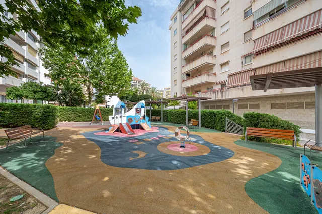 Piso familiar de 4 dormitorios con dos terrazas y piscina en el centro de Fuengirola — 21
