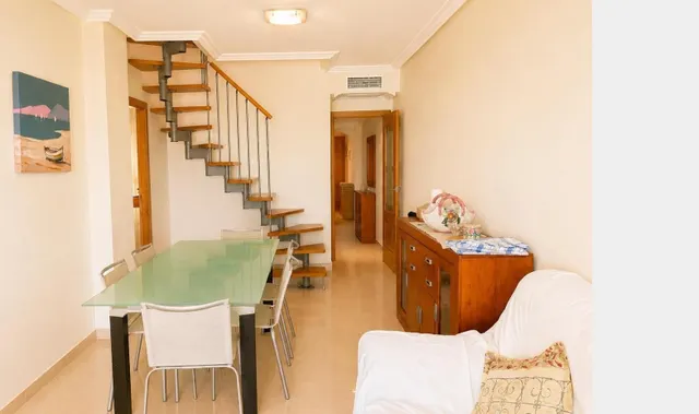 Ático dúplex con vistas frontales al mar y amplio solárium en Guardamar del Segura — 10
