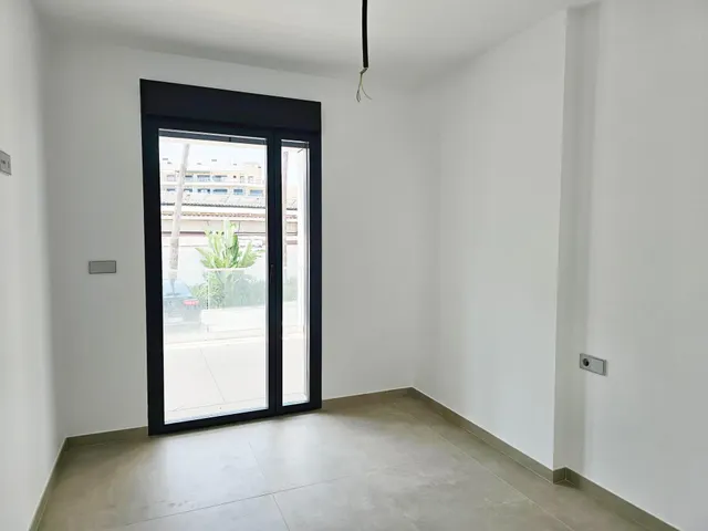 Apartamento en planta baja de obra nueva en exclusiva urbanización en primera línea de playa — 11