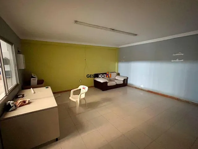 NAVE INDUSTRIAL JUNTO AL MERCADO DE ABASTOS — 11