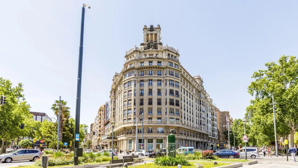 ESPECTACULAR VIVIENDA SEÑORIAL EN EDIFICIO ICONICO DEL CENTRO DE ZARAGOZA